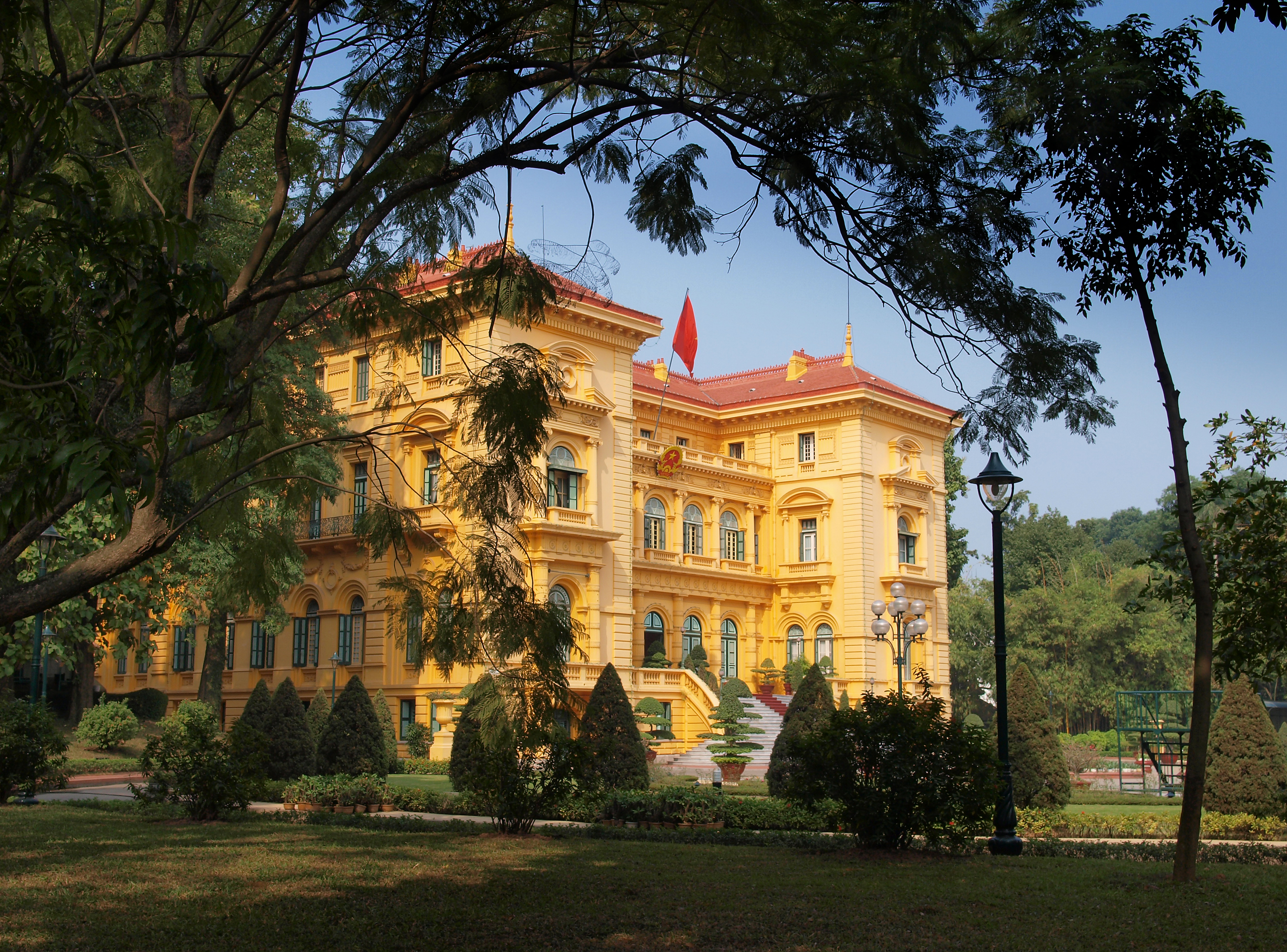 Vietnam avoids tricky succession, likely retains oldest leader in Asia EM